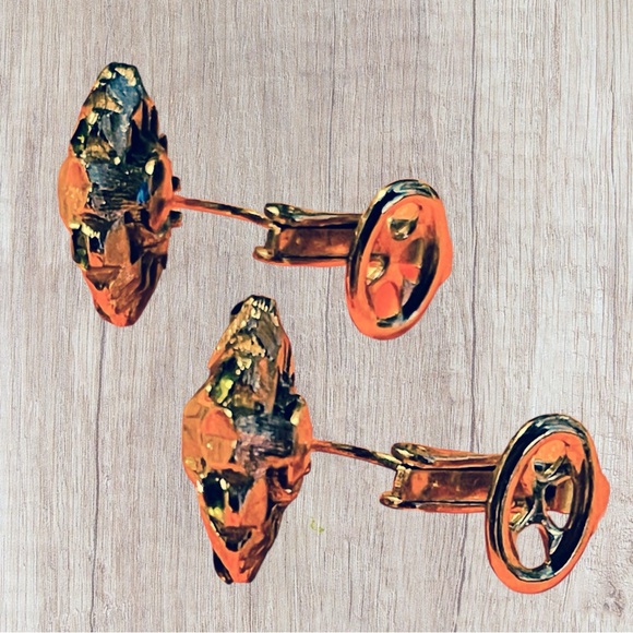 VTG Avon Peridot Green Rhinestone Brushed Gold Tone Flower Clip On Earrings EUC - Picture 4 of 8